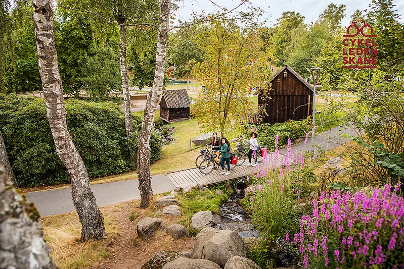 Ett gäng står med cyklar redo i hembygdsparken i Hässleholm.